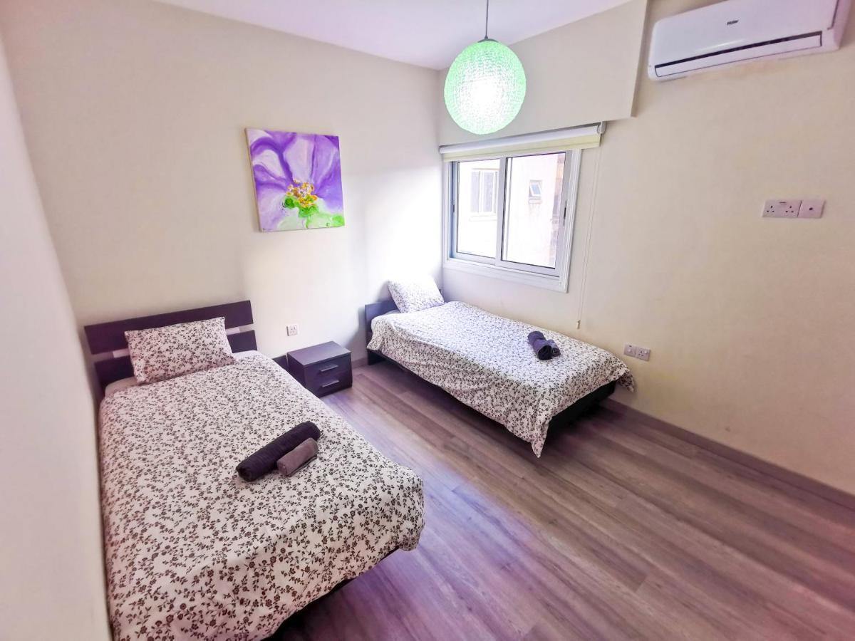 Beach-A-Holic Apartment, 2 Min Distance From Larnaca Marina Exterior foto